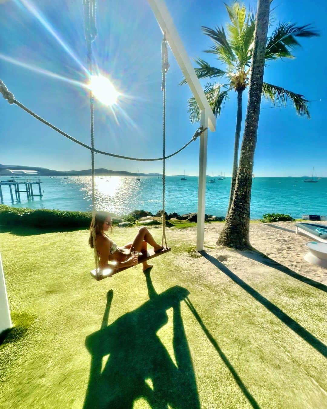 シャーニ・ヴィンソンのインスタグラム：「Weekends are for relaxing 🌴   #ocean #sunshine #swing #relax #sun #qld #airliebeach #travel #explore #birthday #whitsundays #islandtime #adventure #oceanview #lifebeginsat40」