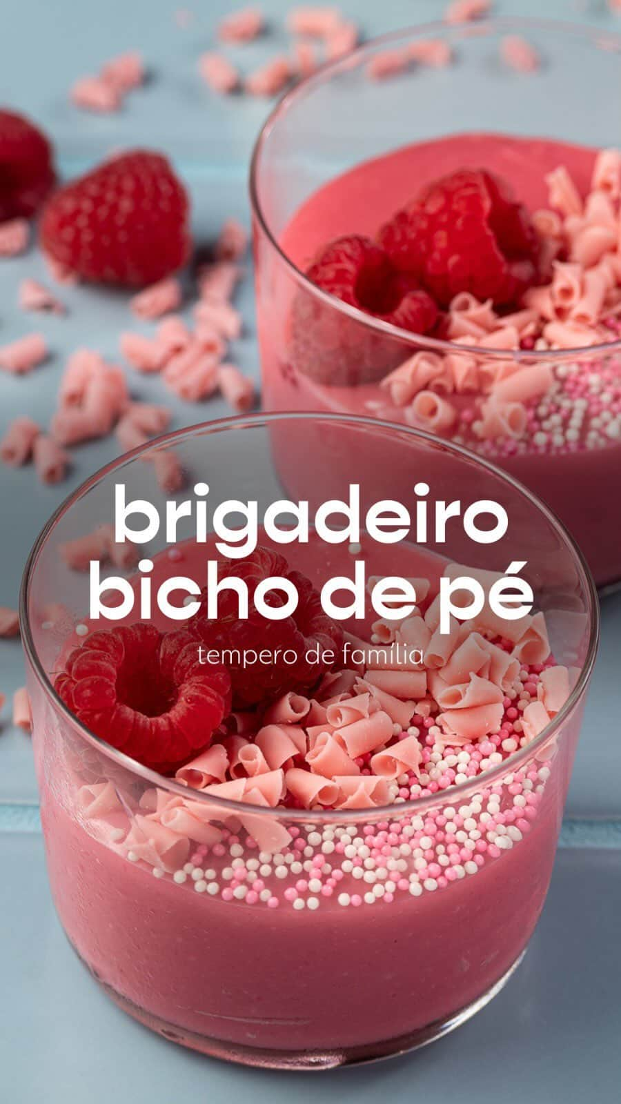 Rodrigo Hilbertのインスタグラム：「RODRIGO HILBERT (@rodrigohilbert) e FRED (@fred) prepara BRIGADEIRO BICHO DE PÉ | A nova temporada do Tempero de Família estreia HOJE, às 21h30, no @gnt! ✨  1 lata de Leite condensado 1 xícara de creme de leite ½ xícara de chá de Preparo lácteo sabor morango 2 colheres de sopa de Manteiga Confeitos de chocolate ruby à gosto Confeitos miçangas à gosto Framboesa fresca à gosto  MODO DE PREPARO Em uma panela misture o leite condensado, o creme de leite, o preparo lácteo e a manteiga. Misture bem e leve ao fogo baixo. Misture até que comece a ferver. Coloque o fogo bem baixo e continue mexendo até engrossar. Por ser um brigadeiro de colher não será necessário dar ponto ate soltar do fundo da panela. Apenas siga mexendo sem parar para não pegar no fundo da panela e até que pegue uma consistencia. Monte diretamente em um copo ou taça. Cubra com plástico filme com o contato direto no brigadeiro para não criar película. Deixe esfriar e leve a geladeira até que fique bem gelado. Após esse tempo retire da geladeira e decore com os confeitos e a framboesa fresca. Sirva bem gelado.  #brigadeirobichodepé #bichodepé #rodrigohilbert #fred #temperodefamílianognt #receitas」