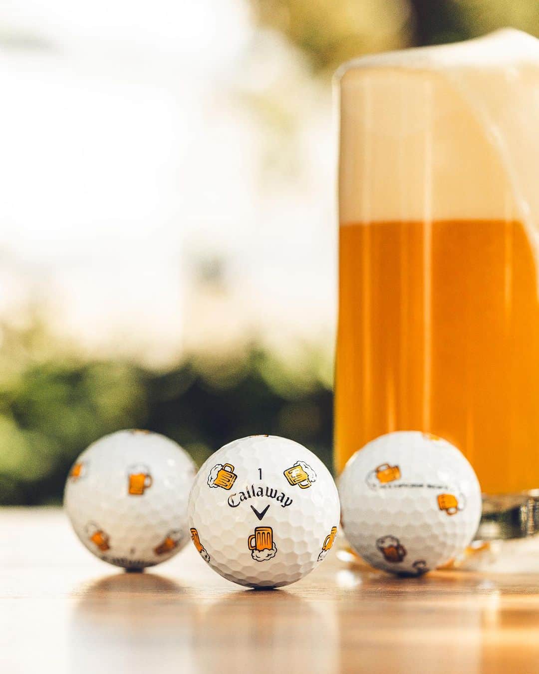 ジョン・ラームさんのインスタグラム写真 - (ジョン・ラームInstagram)「Only one way to celebrate #InternationalBeerDay 🍺  Limited Edition Chrome Soft Truvis Beer Golf Balls now available on our website.」8月5日 7時10分 - callawaygolf