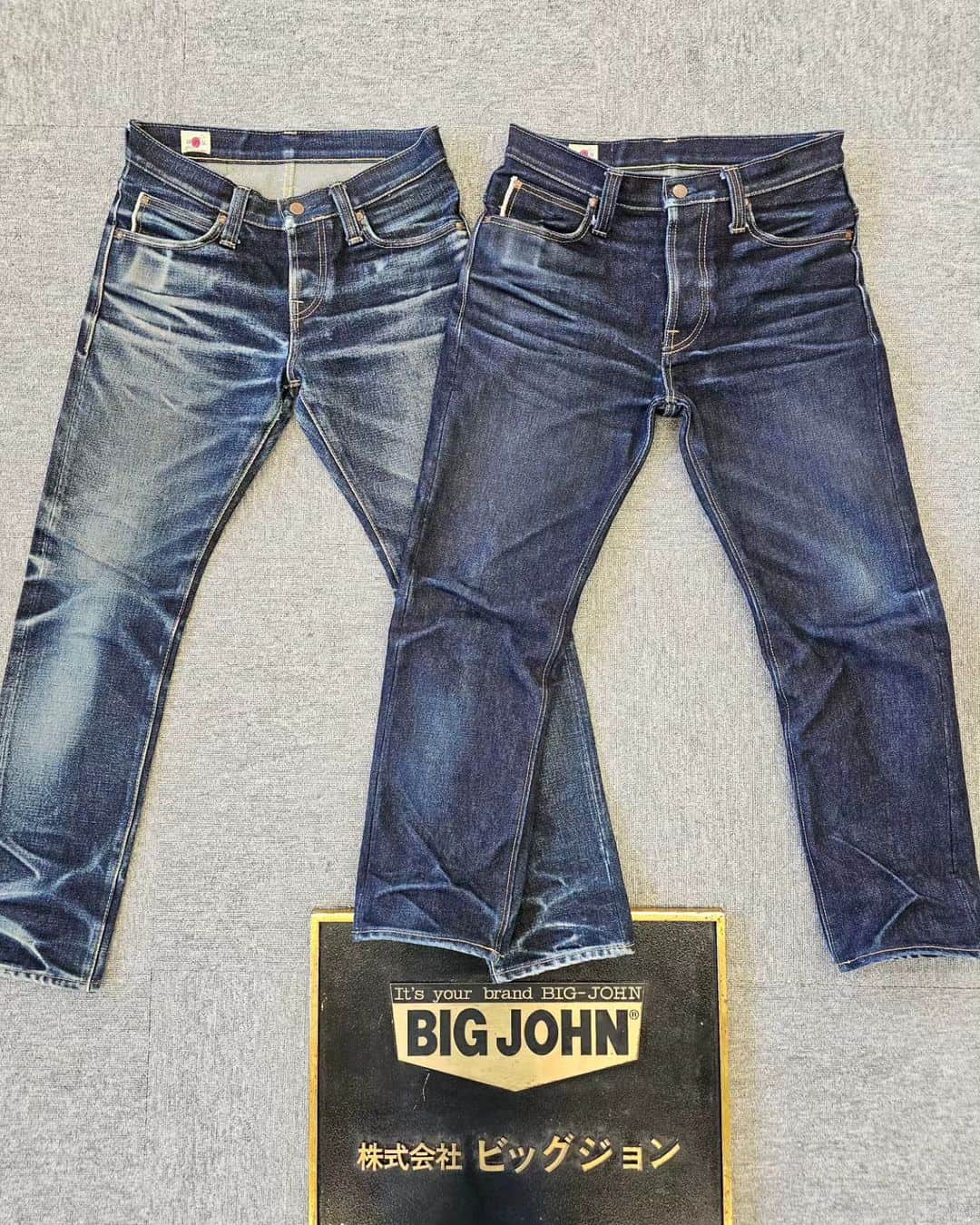 のインスタグラム：「スタッフのRARE LOVEです。 M104G(23oz Regular Straight) 23,000円(税込25,300円)、30in穿き込み127日目となります。 👕そして7/31に穿き込みから４ヶ月経過しましたので浴槽にぬるま湯を張り5分浸しながら若干押し洗い+水洗い10分、天日干ししております😄  左:M106G(23oz) 29in 366日着用保管中 右:M104G(23oz) 30in 本日127日着用 今回で23oz 4着目の穿き込みとなります。  🌟M106G  29in  366日　保管中🌟 2019.3.1～2020.2.29  着用前日水洗い→3か月後水洗い→4か月後水洗い→5か月後水洗い後保管　　全て10分間.天日干し  ❇️M104G(Regular Straight)  30in 127日目❇️ 着用前日までに水洗い10分間　天日干し→裾上げ 2023.4.1～ 2023.7.31 ぬるま湯に5分浸しながら押し洗い+水洗い10分、天日干し  ◽️A pioneer in Japanese Jeans   -BIG JOHN-    from KOJIMA to the world ◽️  RARE LOVE (staff)  Thank you for checking our posts 🙏  LEFT:  M106G (23oz) 29in 〈Day366 and now during storage〉  RIGHT: M104G(23oz) 30in 〈Day 127〉   #bigjohnjeans#deim#denimhead #23oz#穿き込み#23オンス#denimfades#rawdenim#selvage#selvagedenim　#ヘビーオンス#国産ジーンズ#児島ジーンズ　#Japanesedenim #kojima#ビッグジョン#denimstyle #ビッグジョンジーンズ#デニム#国産#denimjeans#児島#365daysoffade #エイジング#経年変化#レアジーンズ#drydenim#japandenim#denimlovers#denimporn」