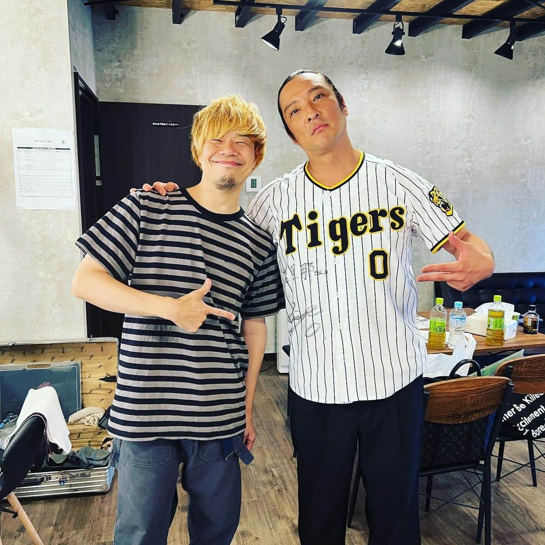 若旦那のインスタグラム：「木浪選手がんばってー！！  虎の軍団からエール！  #10feet  #takuma #六甲おろし　#2人とも毎年オフィシャル六甲おろし歌ってます」