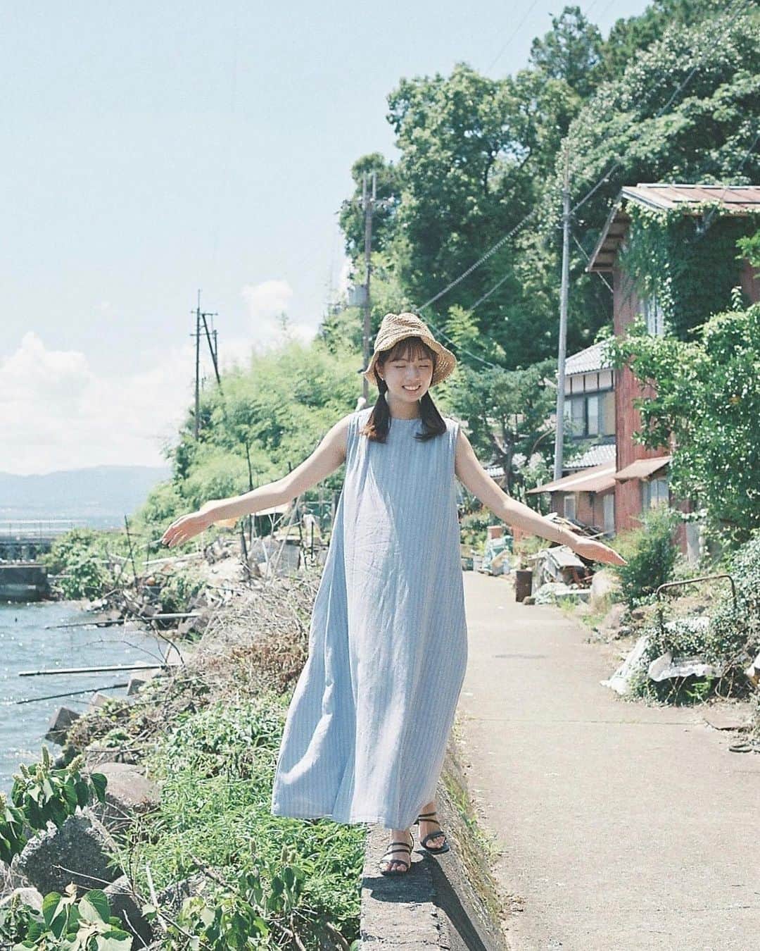 Masaのインスタグラム：「.   ▶︎▶︎▶︎ Swipe  1,2：Nikon F3  Nikkor 50mm F1.4 #lomo400  3,4：Fujifilm X-Pro2  今日は何しよかな。 って言うと、たまには家でゆっくりしたら？  って言われます。  撮影日 : 2023年7月16日  #まさ35 #エビプリ #35mm #nikonf3 #nikon #フィルム #film #filmcamera #filmphotography #フィルム #フィルムカメラ #フィルム写真 #portrait #ポートレート #filmisnotdead #滋賀 #shiga #沖島」