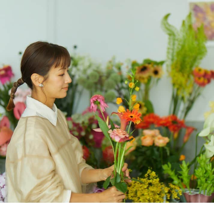 前田有紀のインスタグラム：「Tiara @tiara_melrose さんや　Liesseさん、THIRD MAGAZINE @third_magazine などを、手がける株式会社MELROSEさんの50周年を記念した特設websiteの中でご取材いただいた記事が公開になりました！ @melrose_official_50th   「ありがとうを贈るギフト」という企画で、Tiaraさんから、LA GRANDE COUTURIE'RE DE TIARAのドレスシャツを送っていただき、前職のアナウンサー時代からお世話になっているTiaraさんのお洋服についてお話させていただきました。  #melrose_50th というハッシュタグで投稿してくださった方に特別なブーケのプレゼント企画もあります。ぜひご参加くださいね！  50周年、おめでとうございます！  #melrose_50th」