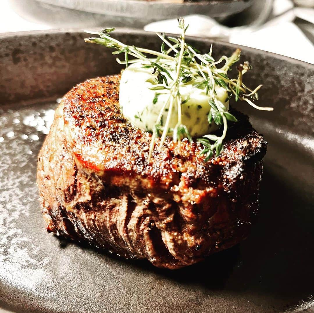 田辺晋太郎さんのインスタグラム写真 - (田辺晋太郎Instagram)「【BLT STEAK ROPPONGIで仲良し家族とお祝いしてきました！】  今日8月5日が妻の誕生日という事もあり、先日そのお祝いをするにあたり、仲良しの友人家族に声をかけたところ、たまたまそれぞれのご家庭が結婚記念日だったりと言うこともあって、じゃぁみんなで一緒にお祝いしましょうと言うことでBLT STEAK ROPPONGIに3家族で行って参りました！   #骨付きリブアイ の #トマホークステーキ や #ヒレ の1番良いところである #シャトーブリアン のステーキ、 #サガリ と言う部位にあたる #ハンガーステーキ などいつものお肉は抜群においしかったのですが、さらにこの日は #アメリカ の #ジャンクフード の1つである #バファローウィング をちゃんとした一流レストランが作ったらどうなるかと言うのをやっていただきたく、むちゃぶりをして作っていただいた #激辛 の バッファローウィング が最高でした！！  #激辛好き の自分とは言え、身震いするほどの激辛だったので、#辛いもの好き にはたまらない逸品、ぜひシーズンメニューとしておいていただきたい！ 激辛好きの人に食べていただきたい！そんなクオリティーでした。  またデザートプレートはうちの妻の誕生日と、友達の家族のハッピーアニバーサリーを一緒に合わせてやったところ、とてもすばらしい出来栄えで皆さんにも喜んでいただけました。  ホスピタリティーのあるレストランでお祝いをできるのは本当にありがたいことです！！  会食や #接待 にも、#家族ご飯 にも、#お祝い にも使えるお店はありがたいですね＼(^o^)／	  また必ず行きたいと思います、ごちそうさまでした！！  #肉マイスター #田辺晋太郎 #steak #bltsteak #bltsteakroppongi #tokyo #restaurant #redhot #buffalowings #happybirthday」8月5日 7時36分 - meat_meister_tanabe_shintaro