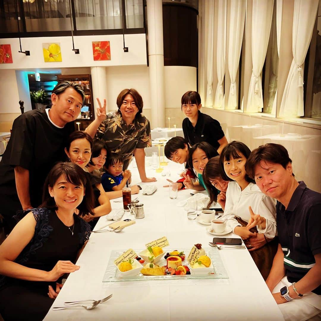 田辺晋太郎さんのインスタグラム写真 - (田辺晋太郎Instagram)「【BLT STEAK ROPPONGIで仲良し家族とお祝いしてきました！】  今日8月5日が妻の誕生日という事もあり、先日そのお祝いをするにあたり、仲良しの友人家族に声をかけたところ、たまたまそれぞれのご家庭が結婚記念日だったりと言うこともあって、じゃぁみんなで一緒にお祝いしましょうと言うことでBLT STEAK ROPPONGIに3家族で行って参りました！   #骨付きリブアイ の #トマホークステーキ や #ヒレ の1番良いところである #シャトーブリアン のステーキ、 #サガリ と言う部位にあたる #ハンガーステーキ などいつものお肉は抜群においしかったのですが、さらにこの日は #アメリカ の #ジャンクフード の1つである #バファローウィング をちゃんとした一流レストランが作ったらどうなるかと言うのをやっていただきたく、むちゃぶりをして作っていただいた #激辛 の バッファローウィング が最高でした！！  #激辛好き の自分とは言え、身震いするほどの激辛だったので、#辛いもの好き にはたまらない逸品、ぜひシーズンメニューとしておいていただきたい！ 激辛好きの人に食べていただきたい！そんなクオリティーでした。  またデザートプレートはうちの妻の誕生日と、友達の家族のハッピーアニバーサリーを一緒に合わせてやったところ、とてもすばらしい出来栄えで皆さんにも喜んでいただけました。  ホスピタリティーのあるレストランでお祝いをできるのは本当にありがたいことです！！  会食や #接待 にも、#家族ご飯 にも、#お祝い にも使えるお店はありがたいですね＼(^o^)／	  また必ず行きたいと思います、ごちそうさまでした！！  #肉マイスター #田辺晋太郎 #steak #bltsteak #bltsteakroppongi #tokyo #restaurant #redhot #buffalowings #happybirthday」8月5日 7時36分 - meat_meister_tanabe_shintaro