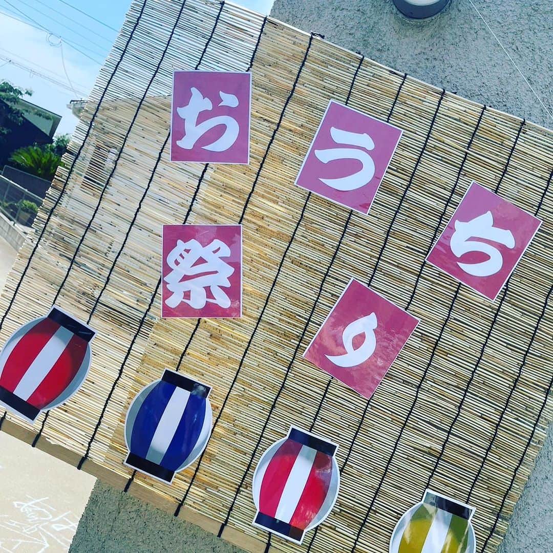 長澤奈央のインスタグラム：「長男の幼稚園が一緒だったお友達と毎年恒例になっているお家で夏祭り🍉 別々の小学校になってなかなか会えないけど、こうやって集まれる事に感謝。 遊び方に子供達の成長を感じます。  #夏休みの過ごし方 #お家縁日 #スイカ割り #綿飴作り楽しい」