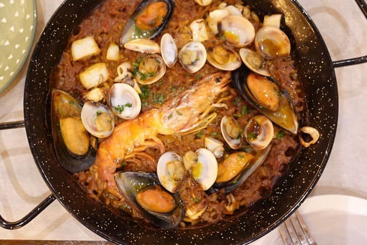 矢原里夏さんのインスタグラム写真 - (矢原里夏Instagram)「📍🇪🇸🥘paella 実はスペイン料理って「世界一ヘルシー」って言われてるんだって。 （勝手に和食が1番だと思ってた🙄）  理由は新鮮なシーフードとオリーブオイル。 あとお米を食べるから。 認知症予防でも注目されているんですよってお医者さんに教えてもらいました。 . . . . . #rikayahara #ヤハラリカ　 #ヤハラリカの地球さんぽ  #spain #スペイン #スペイン旅行 #spain #happy #子連れ海外 #trip #travel #旅行コーデ #旅コーデ #子連れスペイン #ママコーデ #1歳ママ #子連れ旅行 #子育て#Barcelona #子連れバルセロナ #子連れヨーロッパ #1歳ママ #女の子ママ  #バルセロナ旅行」8月9日 18時30分 - rika_yahara