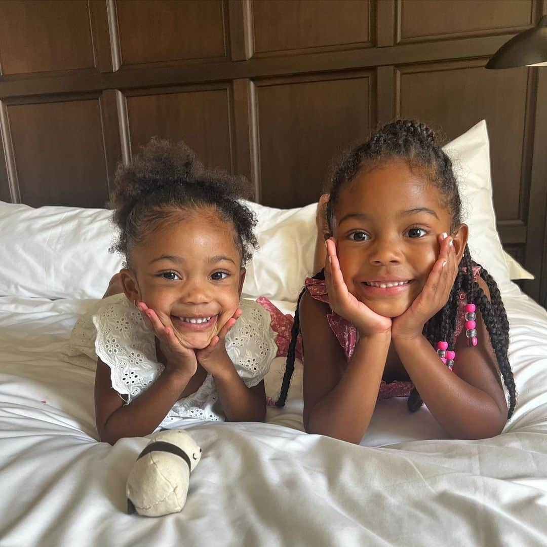 シャネル・イマンのインスタグラム：「My Beautiful Girls waiting patiently in my dressing room for mommy to get off of work 🥰 ❤️」