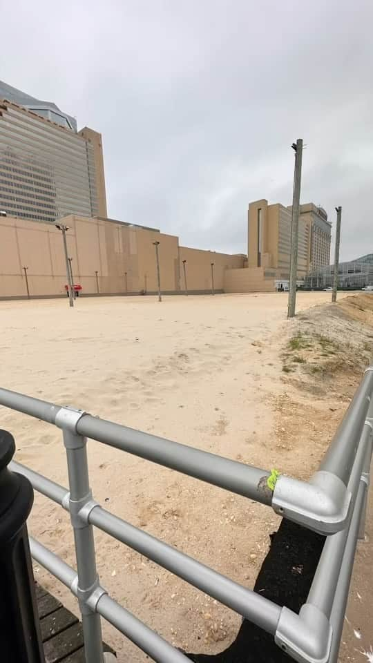 ジー・ヘイルのインスタグラム：「Left some guitar picks in the parking lot where Ronnie James Dio bestowed a life lasting moment in time for me.  On August 29th 2009, we got to open up for Heaven and Hell at House Of Blues in Atlantic City NJ. Coheed and Cambria had dropped off the tour and we just so happened to be conveniently rolling through Atlantic City NJ on our way back from our own tour, and were asked to fill the spot. We later found out that that was his last live performance. I look back on how that opportunity arose, and it seems more like fate rather than luck.  Not only was it a dream come true to share a stage with Ronnie, and to see him live...but He also was sweet enough to go above and beyond with his hospitality. He gave us a tremendous amount of his personal time.  As we were walking out to the bus parking to start saying our goodbyes, Ronnie turned to me and asked where our vehicle was. I pointed out our trusty RV on the side of the lot. He asked if we wouldn’t mind sticking around for a bit, because he needed to sign some things for the waiting fans, but he wanted to come over and say a proper goodbye after. So we sat in our RV and watched him sign every scrap of paper, and take every picture. Afterward, he walked back to our RV and hopped aboard! I expressed how much I appreciated that even after giving all of his time to his fans that he still made time to come over and say goodbye to us. We would’ve understood if he was tired and just wanted to escape to his bus. Ronnie then wagged a finger in my face; and proceeded to pass me a torch that would also become a huge part of my personal mission. He said, “Lzzy, It’s just a moment in time; you may never remember all  of these people you meet; but They will remember YOU for the rest of their lives. So you gotta make it good for each and every one of them! Ok?” After RJD passed away, I realized that he wasn’t just giving me advice for how I treat my own fans. But he literally gave me that moment in time. Something I’ll never forget and that I can carry for the rest of my life. Go teach the Angels how to sing Ronnie! We’ll see you again for the great gig on the other side! -Lzzy Hale」