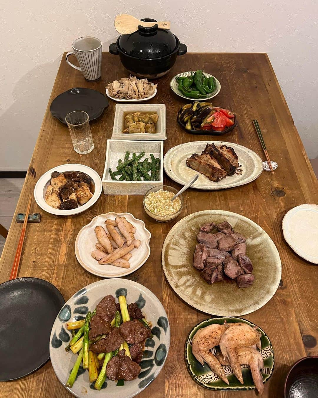 椎名美月のインスタグラム：「・ 昨日の夜ご飯。兄が帰るまで一緒にご飯食べる時間あったので、兄  彼と3人でご飯🍖  ・牛ハラミ ・手羽先 ・牛レバー ・豚トロ ・どて焼き豆腐煮込み ・粉山椒みそ漬けスペアリブ（レシピ本p.101） ・土佐甘とう ・塩もみ水茄子 ・舞茸ナムル ・インゲンのごま和え  兄に何食べたいか聞いたところ、お肉との事で 普段魚が多いけどガッツリ肉！な食卓は珍しい（笑） 初めて行く精肉店で、何故今まで存在に気づかなかったんだろう。普段からGoogleマップの検索は、 ”鮮魚店” “精肉店” “酒屋”なのに（笑）また買いに行こう！ 日本酒は、新潟県「村祐」 レモンヨーグルトみたいな、とても好みの日本酒でした。 意外と初めて村祐。  どれも美味しかったなー🥰  #ミツキご飯」