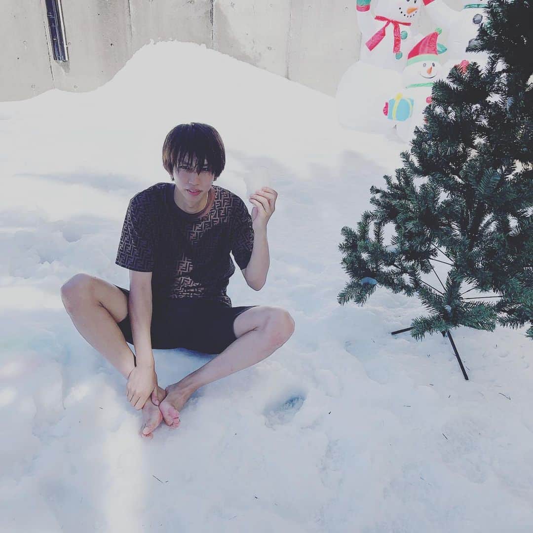はじめしゃちょーのインスタグラム：「夏で暑いから雪降らせました」