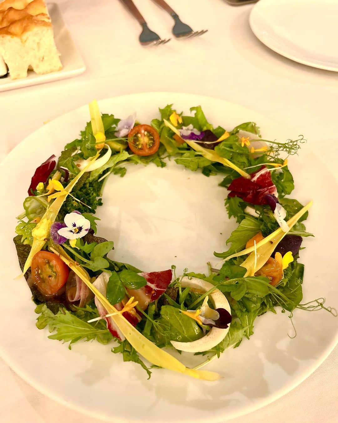 村主章枝さんのインスタグラム写真 - (村主章枝Instagram)「I couldn't eat this salad… So beautiful 😍 こんなに綺麗なサラダ、食べられない🥹」8月5日 8時06分 - fumie.suguri