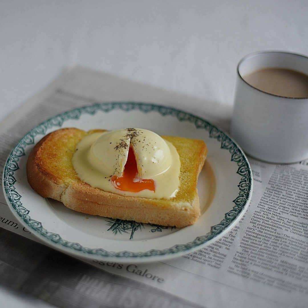 おうちごはん編集部さんのインスタグラム写真 - (おうちごはん編集部Instagram)「【#ウフマヨソース】レシピあり▼  ゆで卵にマヨネーズをかけたシンプルな料理「 #ウフマヨ （ウフ・マヨネーズ）」🥚✨✨  こんがり香ばしい #トースト にウフマヨ、朝から幸せな気分になれますよね😋💕  とろーりシズル感がたまらない半熟のゆで卵は、今回ご紹介している @vxakatvy さんのウフマヨレシピを参考にトライしてみてくださいね❣️  ------------------  ▼材料  ・卵……1個  【A】 ・マヨネーズ……大さじ2 ・牛乳……小さじ1 ・オリーブオイル……小さじ1 ・塩……適量 ・すりおろしにんにく……適量 ・ハチミツ、マスタード、レモン汁……適量 　 ▼作り方  1. 完璧半熟ゆで卵を作る。沸騰したお湯に冷蔵庫から出したての冷たい卵を入れて、最初の30秒間は転がす。7分経ったら取り出して、すぐに流水の中で冷やしながら殻をむく。  2. Aを混ぜ合わせてソースを作る。ゆで卵にソースをかけ、ブラックペッパーをのせる。  recipe & photo by @vxakatvy  ------------------  ◆ #おうちごはんLover を付けて投稿するとおうちごはんの記事やこのアカウント、おうちごはん発信のトレンドリリースなどでご紹介させていただくことがございます。スタッフが毎日楽しくチェックしています♪  ［staff : mico］ ------------------  #おうちごはんlover #おうちごはんラバー #ouchigohanlover #ouchigohan  #おうちカフェ #おうちごはん #時短レシピ #節約レシピ #簡単レシピ #レシピ #おつまみレシピ #ウフマヨ #ウフマヨレシピ #ウフマヨトースト #朝ごぱん #朝ごはん #朝時間 #朝じかん #おうちカフェ #おうち時間 #朝食プレート #おうちごはんlover #あしたのおうちごはん #トーストアレンジ #卵レシピ #マヨネーズ」8月5日 8時00分 - ouchigohan.jp