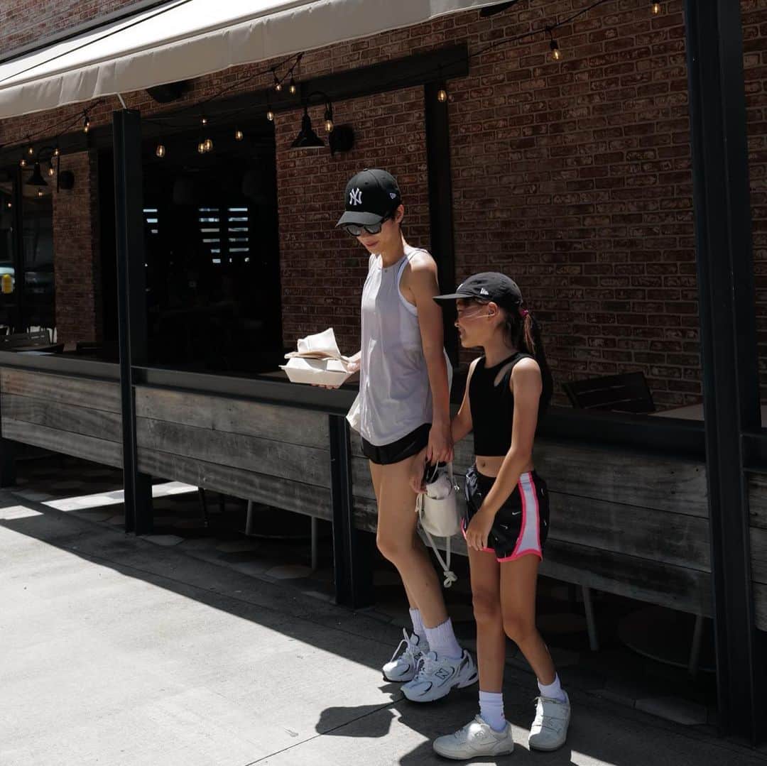 正中雅子のインスタグラム：「trekking style🥾⛰️  並ぶとほんと大きくなった！✨  同じようにファッション楽しめるのも嬉しい♡娘のが最近はなんでも似合ってるけどw  最後の写真は、息子なんか踊ってるね👦🏽  🧑🏾 tank&pants @lululemonjp  cap @newerajapan  socks&bag @thehighlights__official  sneaker @newbalance   👧🏾 tank @sheinofficial  pants @nike  socks @ronhermanstore  sneaker @newbalance  cap @neweracap   #Hawaii#ハワイ#子連れハワイ#trekking#trekkingstyle #workout #masacotravel #masacoinhawaii #親子コーデ」