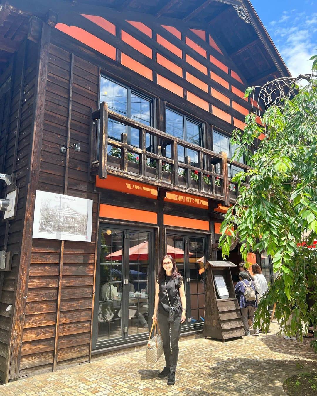 藤田陽子さんのインスタグラム写真 - (藤田陽子Instagram)「少し前ですが、古民家再生で有名な、 カール　ベングスさんを訪ねて 竹所に行って来ました。  日本の素晴らしい建築技術や、今はもうないよう古き良き木材の良さを再認識させてくれたカールさん  100年以上前の古民家は、とても暖かい感じがして、心がほっこり  @yoko.fujita.official  @define_beauty_japan   #古民家カフェ #古民家 #カールさん #楽しかった #優しい気持ち #家族旅行 #アラフィフコーデ #アラフィフ #アラフィフ女子 #アラフィフファッション」8月5日 8時08分 - yoko.fujita.official