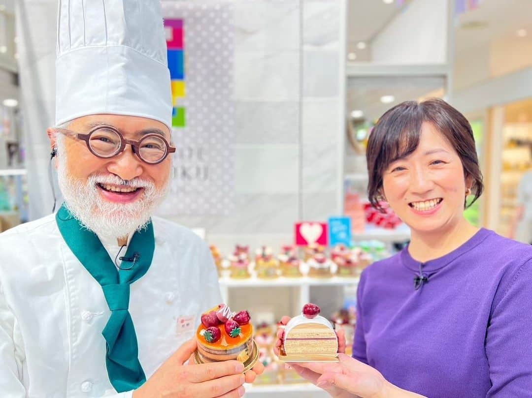 KHBアナウンス部のインスタグラム：「昨日は デパスパ一番乗りの中継で、 東北の名産品との 出会い❤️がありました。  #熊野洞 の熊野さんは ケーキの#オルゴール を作る方‼️ 全て木で作られているそうですが、 その艶や色合いから もう、ケーキそのもの🍰  オルゴール作家さんですが いつもパティシエスタイルで 販売しているそうです😊  創作こけしは 藤崎の高田さんと紹介。 作並系、遠刈田系、津軽系など 各地域の#創作こけし が大集合👏 涼を感じられる 創作こけしがあるとは…🍉  今日は代役だったのですが、 素晴らしい東北の逸品に出会えて 楽しい時間でした✨  #藤崎百貨店  #アップデートとうほく #本館1階  #8月10日(水)まで  新東北#みやげ フェス #ほまれのふくろ  #手拭い を日常使いに #本館2階  #8月16日(水)まで  #ナマイキtv  #来週は  #小口ひとみ さん！ #待ってます❤︎  #khb  #白澤奈緒子」