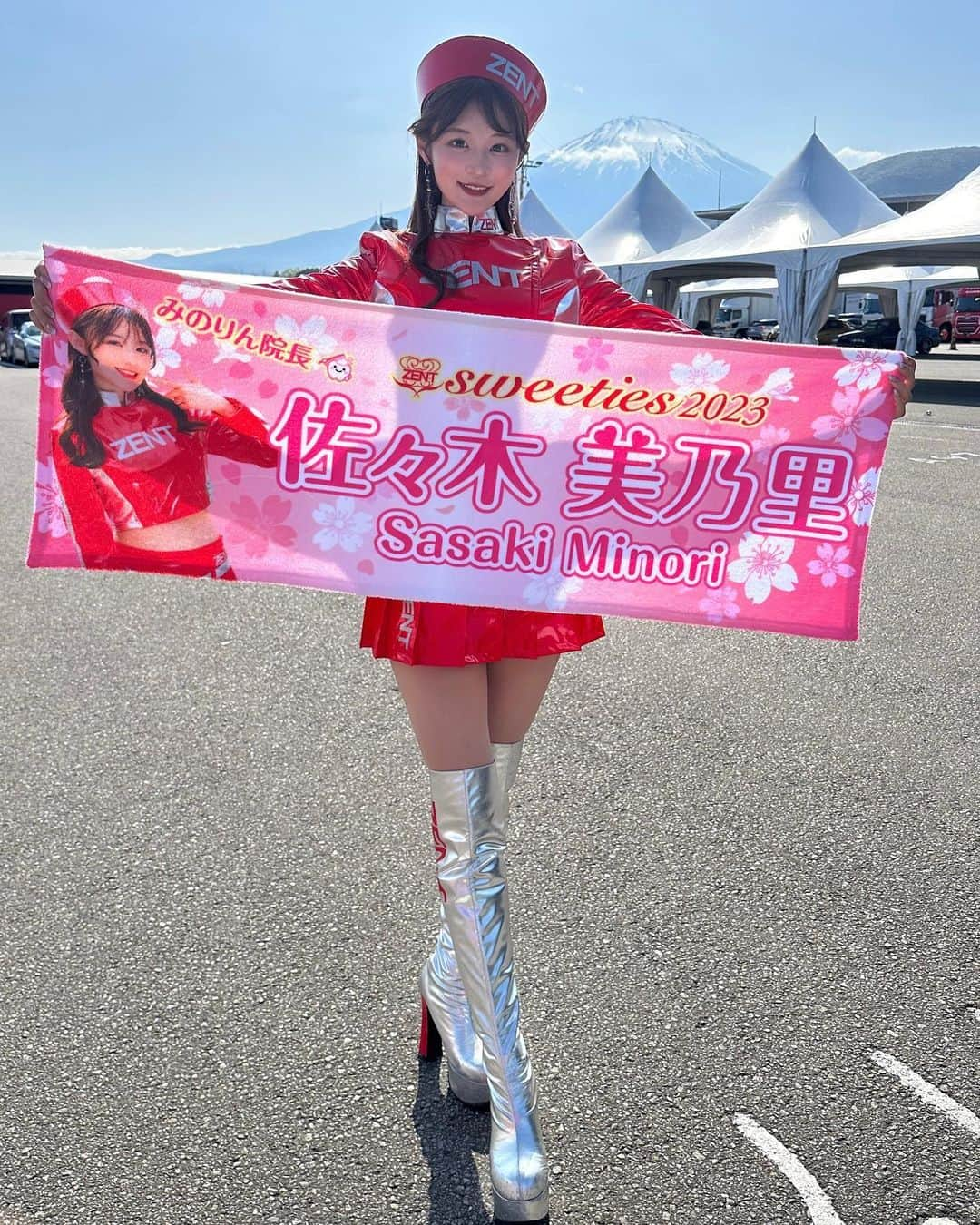 佐々木美乃里のインスタグラム：「ꪔ̤̫⚑︎⚐︎‪⚑*ﾟ  🏁SUPER GT Rd.4 in富士スピードウェイ  本日から2日間よろしくお願い致します❣️  私は5月ぶりのサーキット＆ 8月のレースは初めてなのでドキドキ💓(っ ॑꒳ ॑c)ﾜｸﾜｸ とっても暑いので対策ばっちりで 会いに来てくださいね😎🫶🏻 一緒に38号車の応援よろしくお願い致します✊🏻❤️‍🔥   #supergt  #zent  #zentsweeties  #zentsweeties2023  #レースクイーン  #佐々木美乃里」