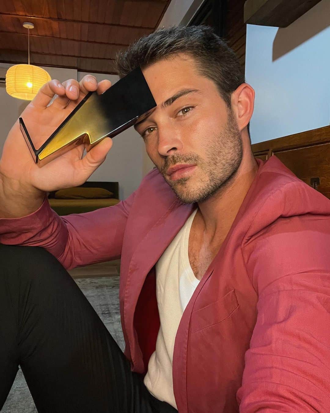 フランシスコ･ラチョースキーのインスタグラム：「Friday night out no estilo Bad Boy 🕺🏼@carolinaherrera  #badboycarolinaherrera」