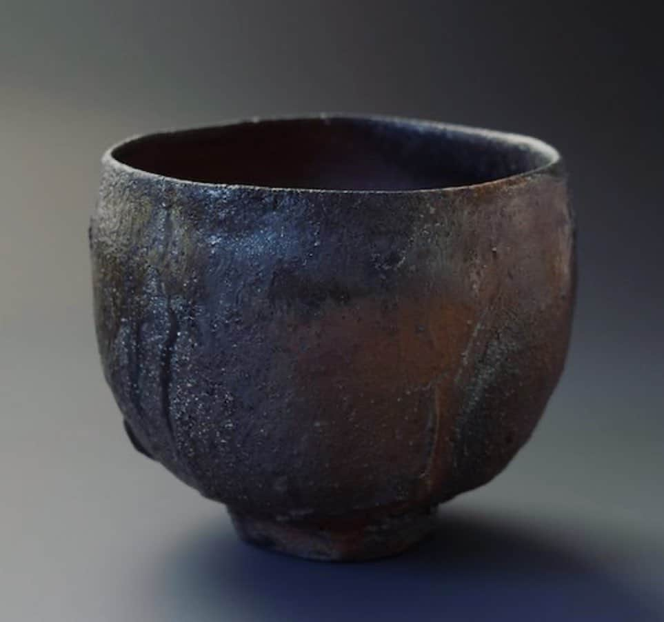 佐竹晃さんのインスタグラム写真 - (佐竹晃Instagram)「Wood fired chawan ( tea ceremony bowl) NC local wild clay.- 茶碗 薪窯ノースキャロライナ原土www.akirasatake.com #akirasatake  #tea #teatime #chanoyu #teaceremony #akirasatakeceramics #clay #yunomi #shinoglaze #woodfiredpottery #asheville  #茶碗 #ちゃわん #chawan #gallerymugen  #茶 #陶芸 #陶芸家」8月5日 8時22分 - akirasatake