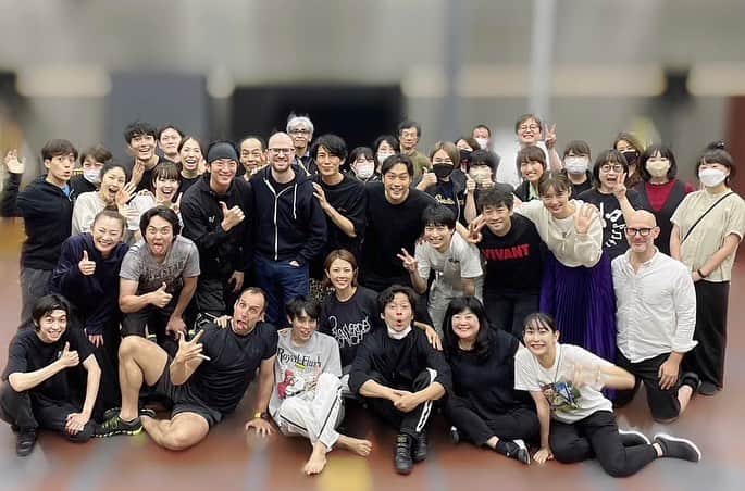 大和田美帆のインスタグラム：「.  普通は一緒に稽古してきた仲間と同じ日に初日を迎えるのですが、  ロングランのハリーポッターではこの夏、  少しずつ初日を迎えるパターンで。  私は8/26の最後にデビューする組なので、  昨日も仲間の初日を見守りに劇場に行きました。  興奮と喜びと緊張と共に、  いずれ自分も立つ舞台の本番を客席から見るって  新しい体験。  満席のお客様のエネルギーも感じられて  また、仲間たちの初日も素晴らしく  客席から観劇してあらためて、作品の良さを実感。  自分の初日に向けて益々気合いが入りました！  大貫くん迫田さん私の3人のデビューまであと、、21日。  #ハリーポッターと呪いの子 #harrypotterandthecursedchild #tokyo」