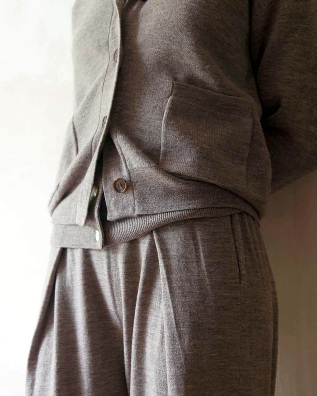 デミリーのインスタグラム：「Tonal layering—Yone Cardigan with the Sona Cardigan, both in an elegant Non-dye merino wool, showcasing the natural beauty of the fiber.」