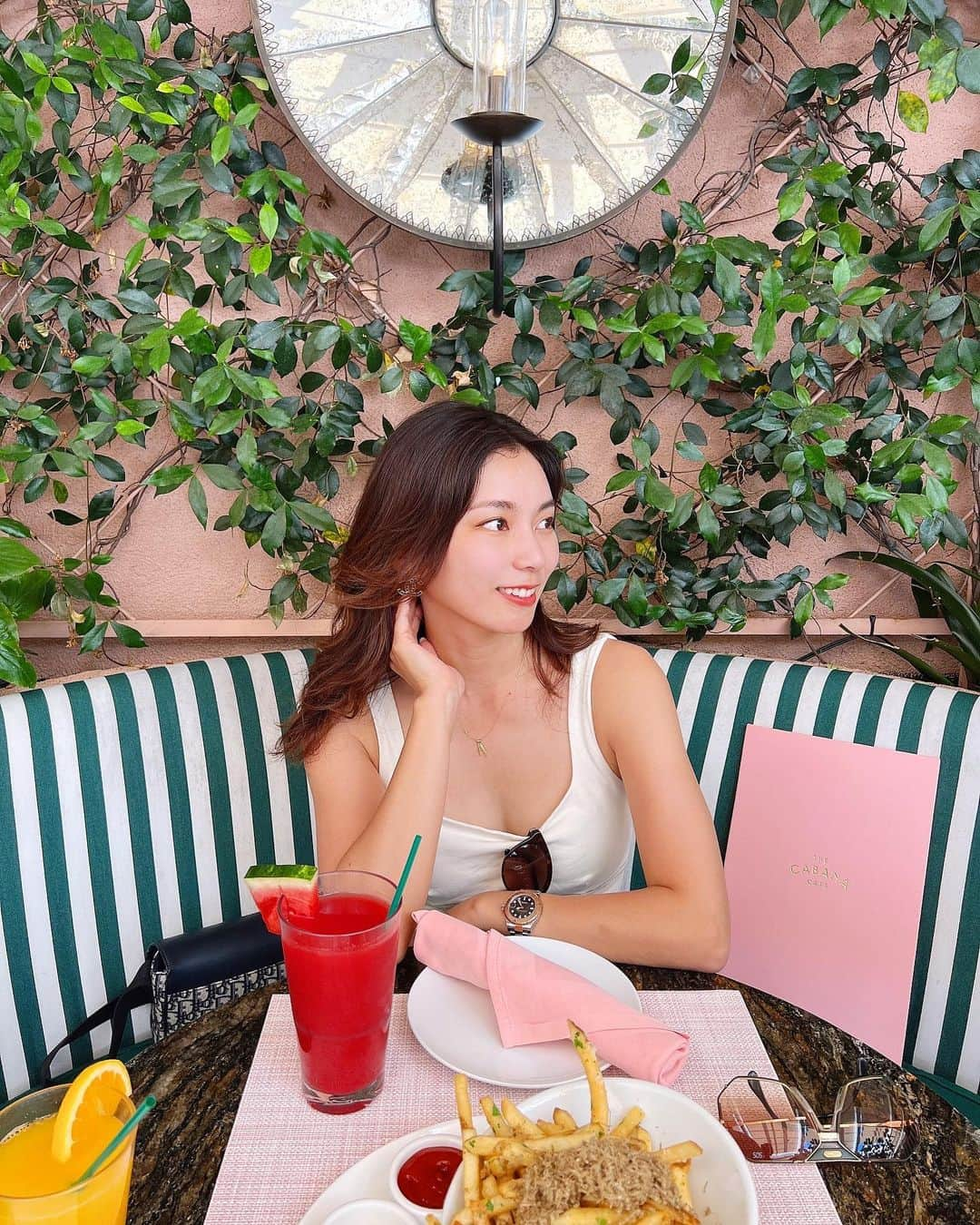 村上瑠美奈さんのインスタグラム写真 - (村上瑠美奈Instagram)「Beverly Hills Hotelにある The Cabana Cafeにお友達と行きました🩷💚  プールサイドにカフェがあって ピンク&グリーンのすっごく可愛い世界🥹🫧✨  お友達も初めて来たらしく すごくPREPPYなカフェだね！ とPREPPYの意味を初めて知った日😌📝(もっとモードな感じを意味してると思ってた)お勉強になる！  トリュフフレンチフライが美味しそうで我慢出来ず頼んでしまった… とても美味しかった🥹🫶笑  ホテルもバービーの世界に入ったような可愛いホテル🩵🩷 カフェに行くまでも可愛い〜の連続でした！  #losangeleshotel #losangeles #santamonica #losangelesfood #losangelescafe #la旅行#ロサンゼルス旅行 #ロサンゼルスホテル#lacafe #ビバリーヒルズ#LosAngeleshotel #カリフォルニア#BeverlyHillshotel #ビバリーヒルズホテル」8月5日 8時41分 - ruminamurakami