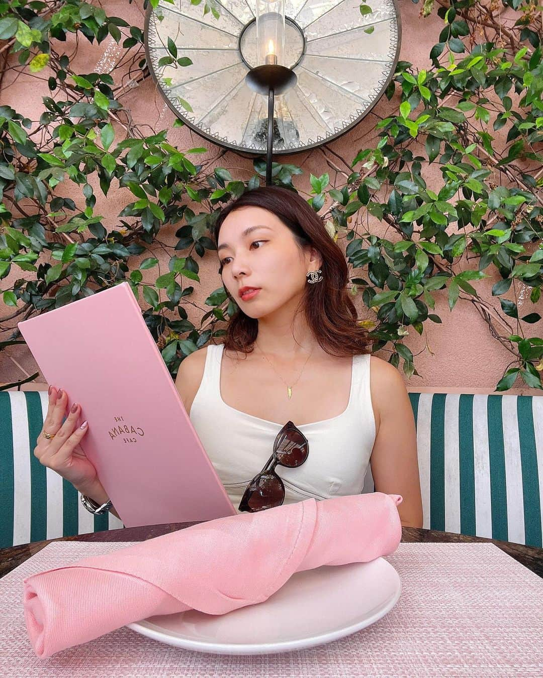 村上瑠美奈さんのインスタグラム写真 - (村上瑠美奈Instagram)「Beverly Hills Hotelにある The Cabana Cafeにお友達と行きました🩷💚  プールサイドにカフェがあって ピンク&グリーンのすっごく可愛い世界🥹🫧✨  お友達も初めて来たらしく すごくPREPPYなカフェだね！ とPREPPYの意味を初めて知った日😌📝(もっとモードな感じを意味してると思ってた)お勉強になる！  トリュフフレンチフライが美味しそうで我慢出来ず頼んでしまった… とても美味しかった🥹🫶笑  ホテルもバービーの世界に入ったような可愛いホテル🩵🩷 カフェに行くまでも可愛い〜の連続でした！  #losangeleshotel #losangeles #santamonica #losangelesfood #losangelescafe #la旅行#ロサンゼルス旅行 #ロサンゼルスホテル#lacafe #ビバリーヒルズ#LosAngeleshotel #カリフォルニア#BeverlyHillshotel #ビバリーヒルズホテル」8月5日 8時41分 - ruminamurakami