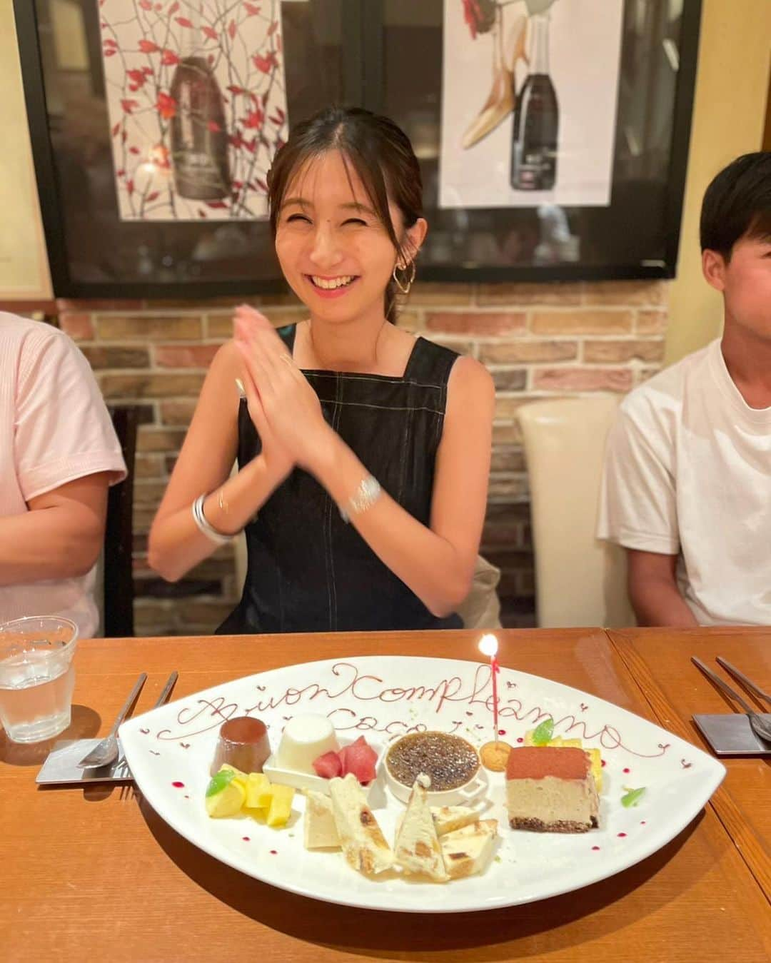 近藤夏子さんのインスタグラム写真 - (近藤夏子Instagram)「.   ８月４日で２７歳になりました🌻  親友たちとテレビ電話をしたり カウントダウンしてもらったり お祝いメッセージや声をかけてもらったりと 本当に本当に幸せいっぱいの誕生日を過ごせました😊💗  もう何年も通い続けている家族で大好きなレストランでお祝いするのが恒例。 ハッピーなシェフが歌いながらケーキを毎年運んでくれます🧡 　 デザートの中で特にティラミスが絶品で、ひとり追加オーダー。 iPhoneサイズのティラミスをデザートのデザートで食べました🤤 　 　 ちなみに、私の両サイドにいるのは双子の弟たち。肩出演です。 　 後半の写真はシェフ、ケーキ、それを喜ぶわたしとなっております👀  　 ２７歳も毎日楽しく、健康に。 まわりの人に恩返ししていけるよう励んで参ります💪🏻 　 えいえいおーーっ❤️‍🔥 　  .」8月5日 8時33分 - kondokako0804