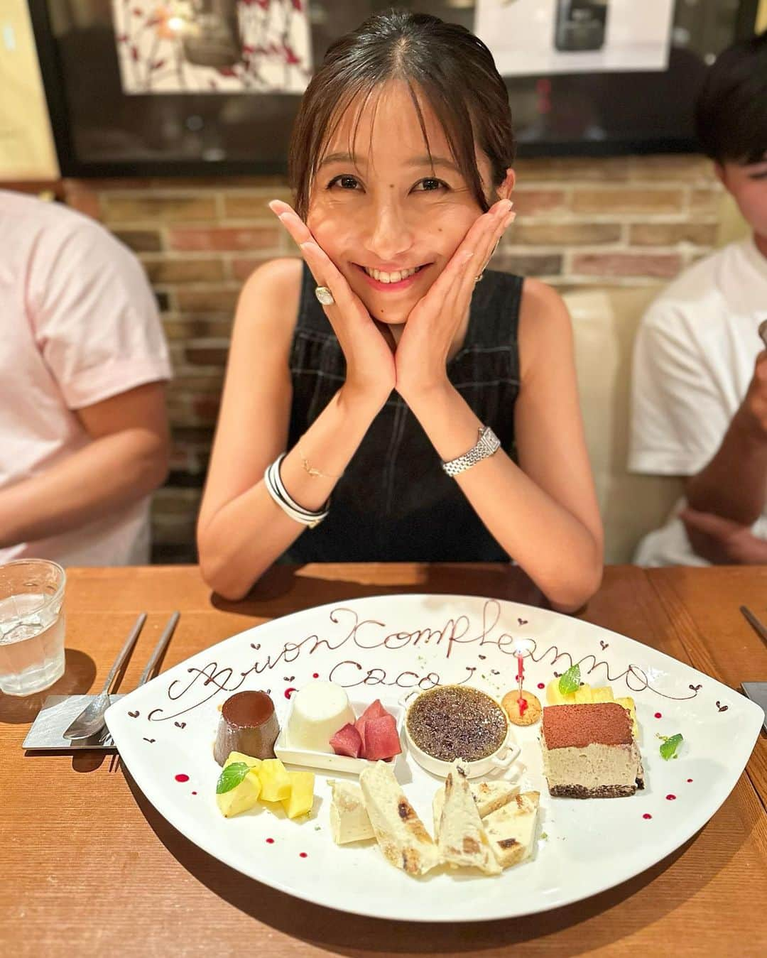 近藤夏子さんのインスタグラム写真 - (近藤夏子Instagram)「.   ８月４日で２７歳になりました🌻  親友たちとテレビ電話をしたり カウントダウンしてもらったり お祝いメッセージや声をかけてもらったりと 本当に本当に幸せいっぱいの誕生日を過ごせました😊💗  もう何年も通い続けている家族で大好きなレストランでお祝いするのが恒例。 ハッピーなシェフが歌いながらケーキを毎年運んでくれます🧡 　 デザートの中で特にティラミスが絶品で、ひとり追加オーダー。 iPhoneサイズのティラミスをデザートのデザートで食べました🤤 　 　 ちなみに、私の両サイドにいるのは双子の弟たち。肩出演です。 　 後半の写真はシェフ、ケーキ、それを喜ぶわたしとなっております👀  　 ２７歳も毎日楽しく、健康に。 まわりの人に恩返ししていけるよう励んで参ります💪🏻 　 えいえいおーーっ❤️‍🔥 　  .」8月5日 8時33分 - kondokako0804