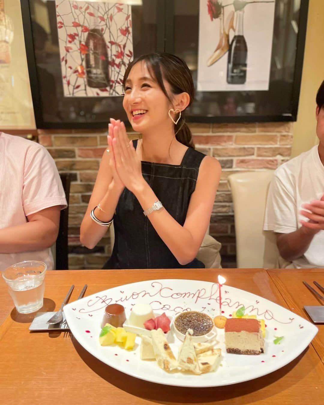 近藤夏子さんのインスタグラム写真 - (近藤夏子Instagram)「.   ８月４日で２７歳になりました🌻  親友たちとテレビ電話をしたり カウントダウンしてもらったり お祝いメッセージや声をかけてもらったりと 本当に本当に幸せいっぱいの誕生日を過ごせました😊💗  もう何年も通い続けている家族で大好きなレストランでお祝いするのが恒例。 ハッピーなシェフが歌いながらケーキを毎年運んでくれます🧡 　 デザートの中で特にティラミスが絶品で、ひとり追加オーダー。 iPhoneサイズのティラミスをデザートのデザートで食べました🤤 　 　 ちなみに、私の両サイドにいるのは双子の弟たち。肩出演です。 　 後半の写真はシェフ、ケーキ、それを喜ぶわたしとなっております👀  　 ２７歳も毎日楽しく、健康に。 まわりの人に恩返ししていけるよう励んで参ります💪🏻 　 えいえいおーーっ❤️‍🔥 　  .」8月5日 8時33分 - kondokako0804