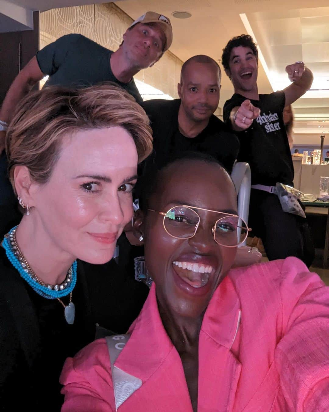 ルピタ・ニョンゴさんのインスタグラム写真 - (ルピタ・ニョンゴInstagram)「Best time discovering my Eras era with my sister Fiona, @mssarahcatharinepaulson and her sister Rachel 💖💖💖💖! Earrings bejeweled by @debeersofficial and friendship bracelets by me… and some of you!! Thanks to all the Swifties for your suggestions — trading bracelets was super sweet 🍬」8月5日 8時37分 - lupitanyongo