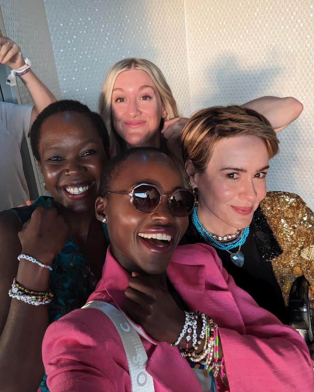 ルピタ・ニョンゴさんのインスタグラム写真 - (ルピタ・ニョンゴInstagram)「Best time discovering my Eras era with my sister Fiona, @mssarahcatharinepaulson and her sister Rachel 💖💖💖💖! Earrings bejeweled by @debeersofficial and friendship bracelets by me… and some of you!! Thanks to all the Swifties for your suggestions — trading bracelets was super sweet 🍬」8月5日 8時37分 - lupitanyongo