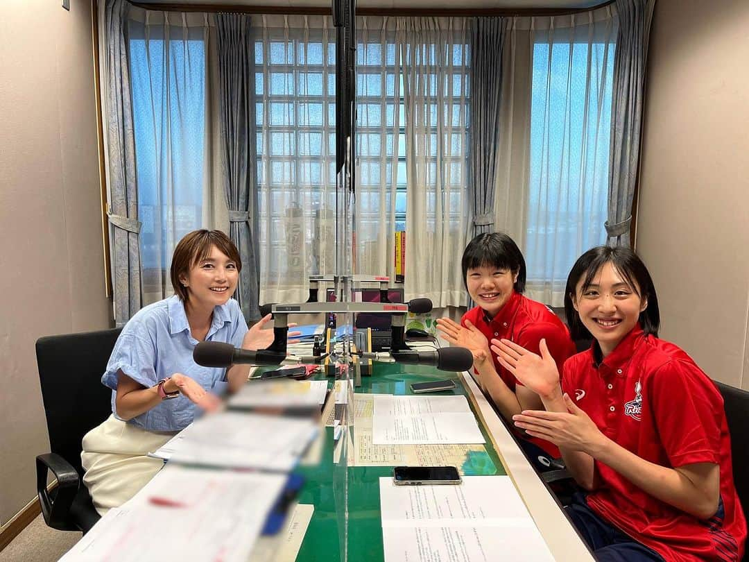 細田阿也さんのインスタグラム写真 - (細田阿也Instagram)「#茨城放送 #luckyfm #CONNECT #コネクト茨城  Aya's SPORTS というコーナーを新設いただき スポーツの分野を通じて 頑張っている方や、 支える側のスタッフさんや、 育成やエンジョイなど楽しみたい方に向けて企画させて頂きました！  今回　#茨城　にご縁頂き 真っ先に思いついたのが @hitachi_rivale_official  #日立astemoリヴァーレ さま  兼ねてより　@v.league_official  #vリーグ　さまのご縁にてファイナルなどお手伝いさせて頂いた経験から #バレーボール　の魅力に触れ、恩返ししたく  #日立リヴァーレ　さまへの愛着も♡  今回もご縁繋いで頂き実現し 感謝の気持ちでいっぱいです！  キャプテン　#長内美和子 選手🐨 @osanaimiwako  副キャプテン　#上坂瑠子 選手🐼 @ruppi01   @v.league_official ハイライトなど結果や #火の鳥NIPPON やチームでのご活躍、 改めてファン感など拝見していたので 共演でき嬉しかったです🥹  お2人が練習後に駆けつけてくださり、質問の回答も考えてくださりながら 趣味や、茨城のエピソード、プレースタイルやキャプテンシーなど 様々な質問に可愛らしく、 丁寧に受け答えくださり ひたむきさが伝わる心鷲掴みにされる癒しの時間となりました！  １０月に新シーズンスタート！ 必ずや応援にも伺わせて頂きます🥹  ご縁巡り巡って支えがあってスタートできたらAya's SPORTS🥹  裏方として見守ってきたからこその母ちゃんとしての視点で 夢ある方々の背中を押し、伝え あらゆるスポーツの魅力をお伝えできたらいいなと思います♡  可愛すぎる長内選手、上坂選手 改めてご出演頂きありがとうございました🥹」8月5日 8時50分 - hosodaaya