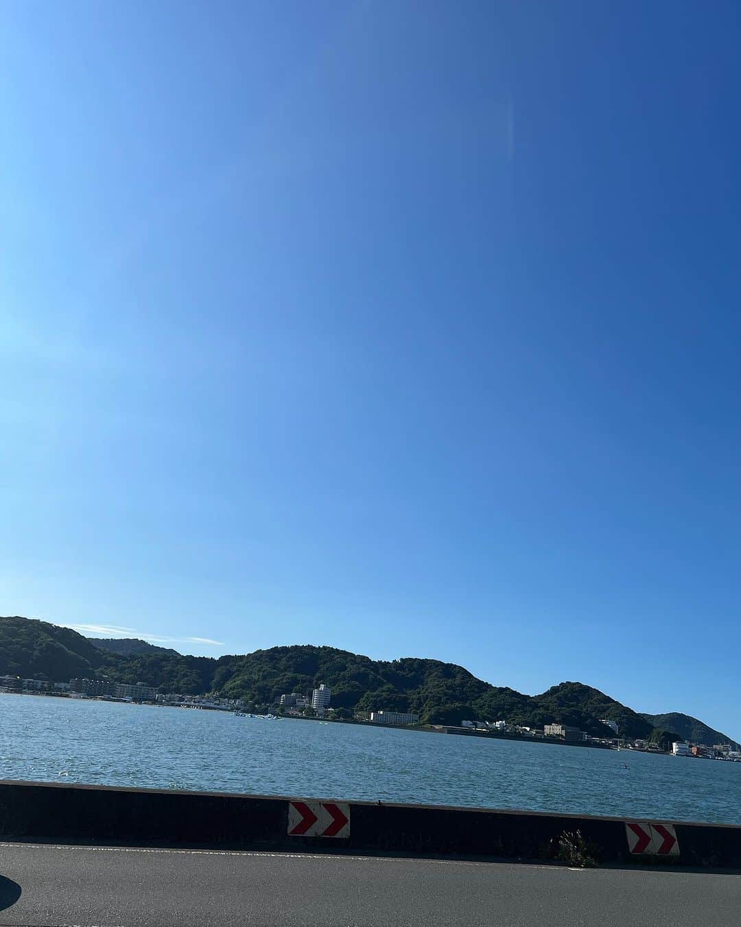 鈴木拓さんのインスタグラム写真 - (鈴木拓Instagram)「久しぶりにカヤックのクラブハウスに来た。  カヤックで海に来たわけじゃない。  色々誘って頂てるが持ち前のぐうたらが出て毎回行けない。  理由がしょうもない。  ただのぐうたらと言う。  今回はバイクなので用意を全くしてなくまた海に出ずに帰る。  申し訳ないなぁー  最近の海の様子はかなり良いらしい。  ブリ、イカ、ハタ系。  こんなにすぐにこれる海で魚種が豊富に釣れてる。  来なきゃもったいない。」8月5日 8時46分 - suzukitaku.drunkdoragon