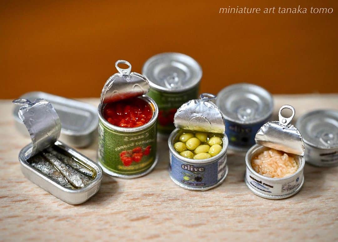 のインスタグラム：「🍅🫒🍣🐟 缶詰の中を入れました🥫 昔は缶切りと言う道具が無いと開けれなかったの知ってるのかな🤔  #ミニチュア#miniature  #田中智#nunushouse  #ミニチュアアート #ミニチュアアート展2023 #ミニチュアフード #diy#可愛い#kawaii」
