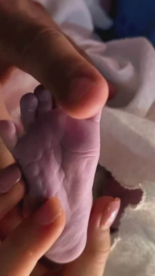 Primer Impactoのインスタグラム：「👶🏻 El cantante Carlos Rivera y Cynthia Rodríguez anuncian el nacimiento de su primer hijo: León.   ¡Muchas felicidades! 💕  #carlosrivera #cynthiarodriguez #bebé」