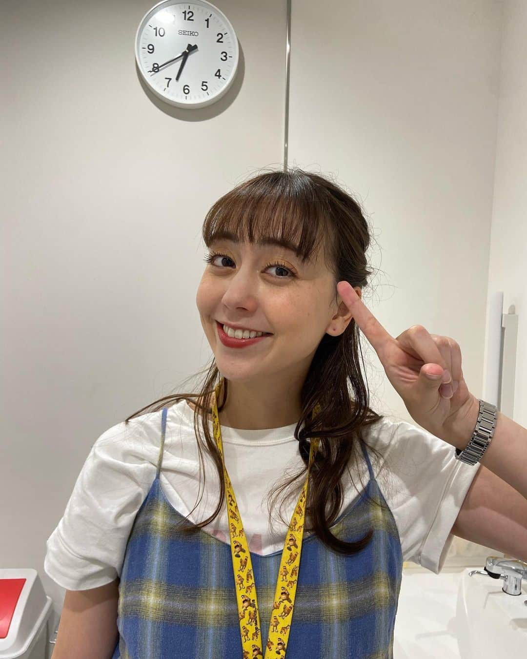 五十幡裕介のインスタグラム：「昨日のイチオシ!!。 前髪をつくってイメチェンの土屋さん💁‍♀️  夏休みらしい企画満載で、にぎやかな一日でした！ カメラに向かって夏休みにやりたいことを教えてくれた子どもたち、 楽しく学校生活の様子を生中継してくれた札幌新川高校の皆さん、 ありがとうございました😊  今日、明日の土日は、共に野球中継⚾️ 行ってきます！  #イチオシ!! #金曜 #MC #土屋まり さん #前髪 #イメチェン #お似合い #HTB #アナウンサー #五十幡裕介 #実況 #リポート」