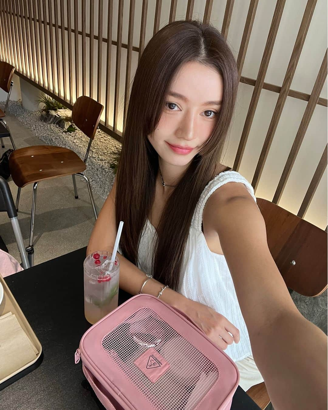 Official STYLENANDAさんのインスタグラム写真 - (Official STYLENANDAInstagram)「일상 속에서도 편리한 3CE TO GO POUCH💞  이번 주말엔, 예쁜 파우치에 예쁜 화장품 담아서 가벼운 나들이 어때요?  소라모델 픽은 산뜻한 핑크베이지!✔️ 여러분의 픽은 어떤 컬러인가요?  #3CE #3CESTYLENANDA #3CE스타일난다 #3CETOGOPOUCH #3CEPOUCH #3CE투고파우치 #3CE파우치 #여행파우치 #파우치추천 #파우치」8月5日 9時00分 - houseof3ce