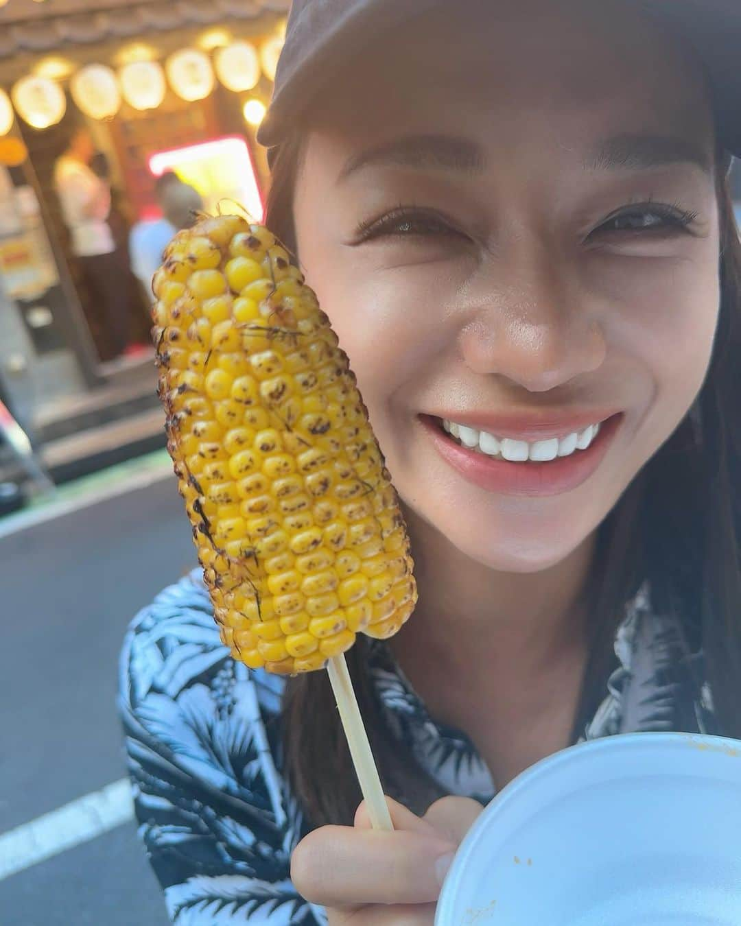 高橋メアリージュンのインスタグラム：「🌽💛🇯🇵  #祭　#matsuri #japanesefestival  #cornlover #とうもろこし大好き #屋台　#stall #stallsatfestivals  #japaneseculture #japanesefoodculture 🇯🇵」