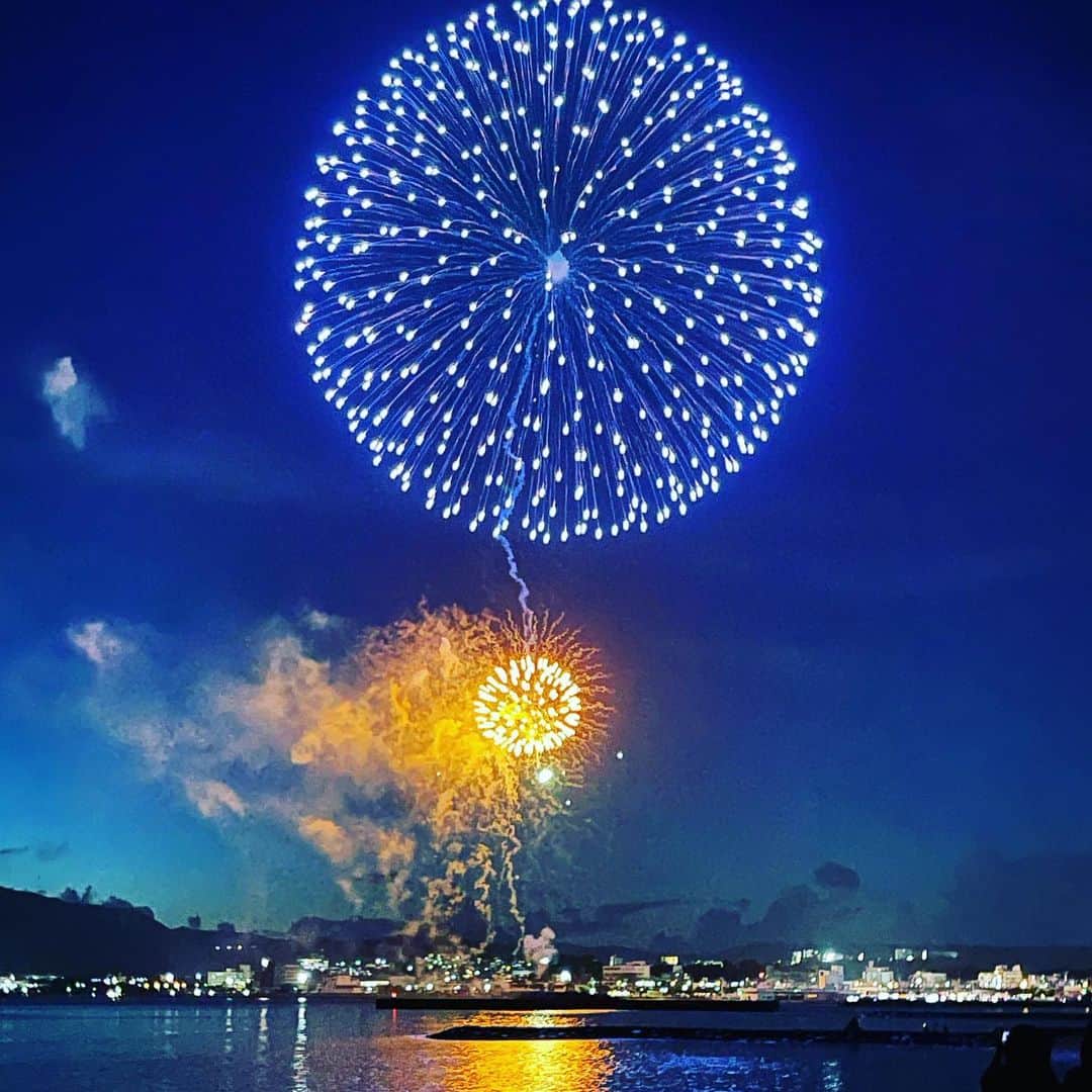 のインスタグラム：「名護まつりの花火♡ 海もキラキラしていました✨」