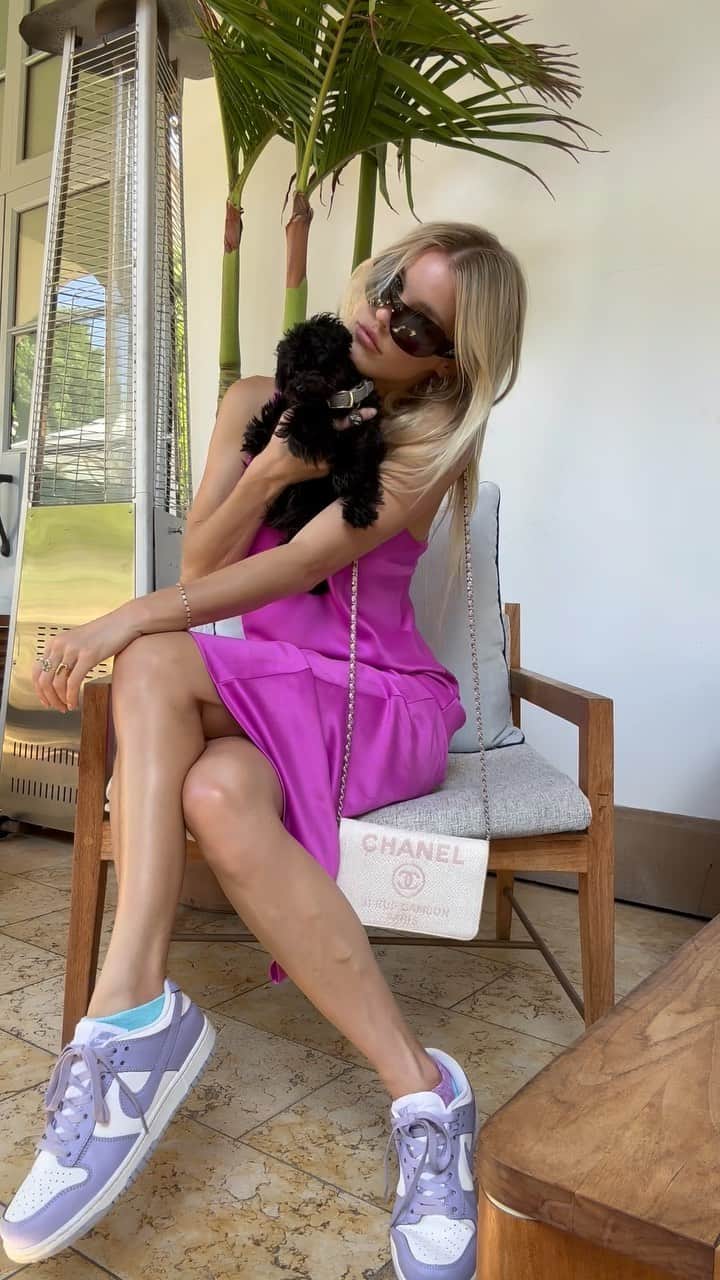 Joy Corriganのインスタグラム：「Did you know having a pet best friend is so good for our mental and physical health. ❤️🐶Their unconditional love boosts our mood, their companionship combats feelings of loneliness, and their playful antics provide a much-needed distraction from life’s stresses. 🐈🐕‍🦺 Plus, those daily walks and playtimes? They’re not just great for their health, but ours too. Having new pets in my life recently has definitely changed it for the better!! 🙏🏻💗💗 Would love to hear any great pet stories you all have! 🐾」