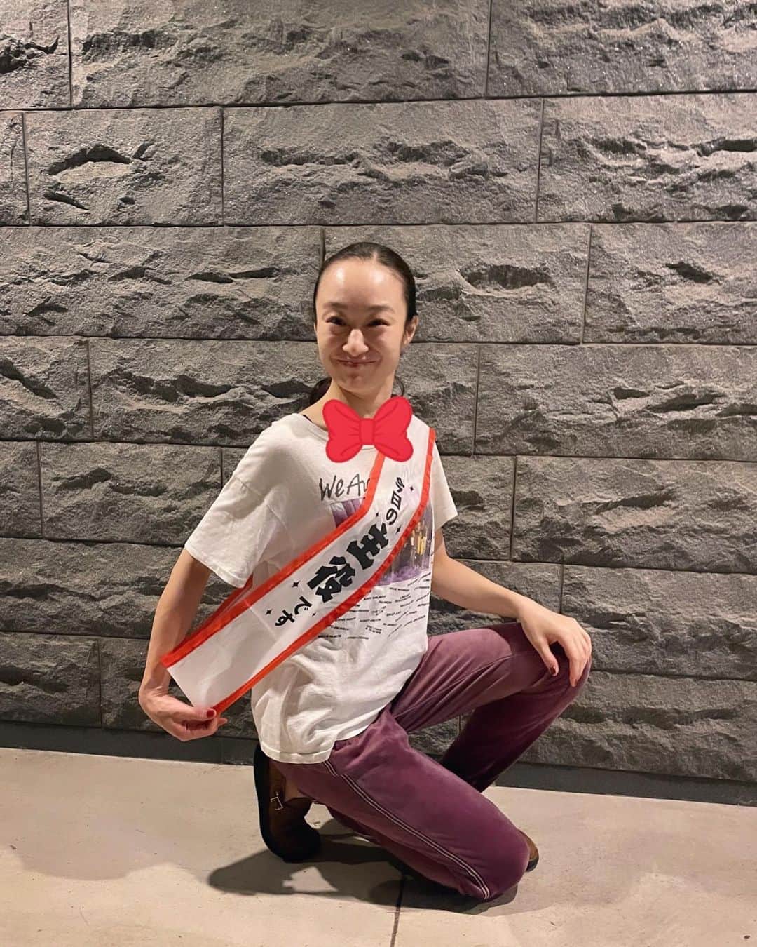 のインスタグラム：「さくじつ8月4日 最強開運日に1歳手に入れました🤲🏻˚₊ 34歳です🍑つるん 本番始まる前にカンパニーの皆さんからお祝いして頂き感激し、 終わったあとにも女子楽屋の皆さんからお祝い頂き、びっくりしすぎて腰がぬけました。 これがサプライズかァァ...‼︎とおもいました🎉🧎🏻‍♀️ とっても幸せなはじまりです🚪 どうなっちゃうの34歳🪐˚₊ 皆さんいつもありがとうございます。 ひとつ年を重ねた私もどうぞ宜しくお願いします🤲🏻  2023.8.4」