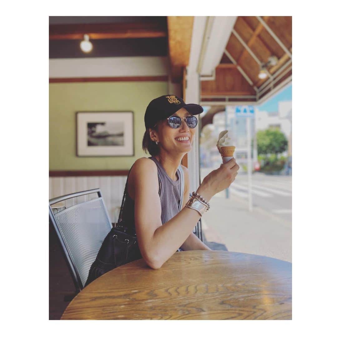 のインスタグラム：「毎日何かしら冷たいもん。 ダメだとわかっていてもさすがに無理だよね🥵  近所のおしゃれアイスクリーム屋はいつもいっぱいなので、 昔ながらのモーモーズへよく行ってる（まず店名がいい） この日ははちみつミルク。 @moomoos2006  一瞬で食べないとすぐ溶ける😂   #モーモーズ  #日々のこと」