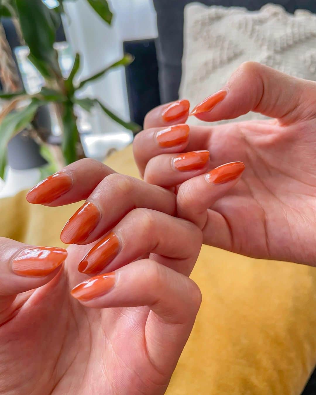 瀬口かなのインスタグラム：「🍊🥭🏀🧡 ⁡ オレンジかわいぃー！ 久しぶりにネイルポリッシュ買ってみた！ ⁡ 2度塗りだと夏っぽい感じ、 3度塗りだと秋っぽくなる！ これは2度塗り💅 ⁡  #rmk #rmkネイルポリッシュ #ネイルポリッシュ #ネイル #ネイルカラー #シンプルネイル #ワンカラーネイル #オレンジネイル」