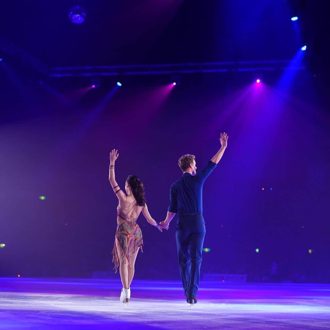 エヴァン・ベイツのインスタグラム：「Thank you for three amazing weeks in Japan with @fstheice. Also to the amazing cast of skaters and to all the Japanese fans for making it a special experience. Hope to see you next year! Arigato gozaimashita 🇯🇵🫶🏻  Photos by @yoshiki_kogaito」