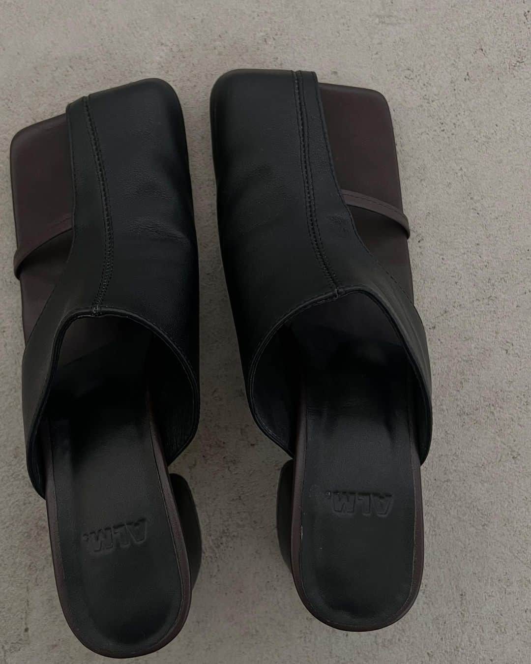 Icumi Oohamaのインスタグラム：「sandals @alm._official   POPUP中、長時間履いても全く疲れなかったサンダル👡 ブラックとブラウンの配色が素敵な子♡ 秋冬の服装にも合わせたくて、きっと1年中お世話になると すでに実感しているから同じのもう1足買っておきたいほど♡」
