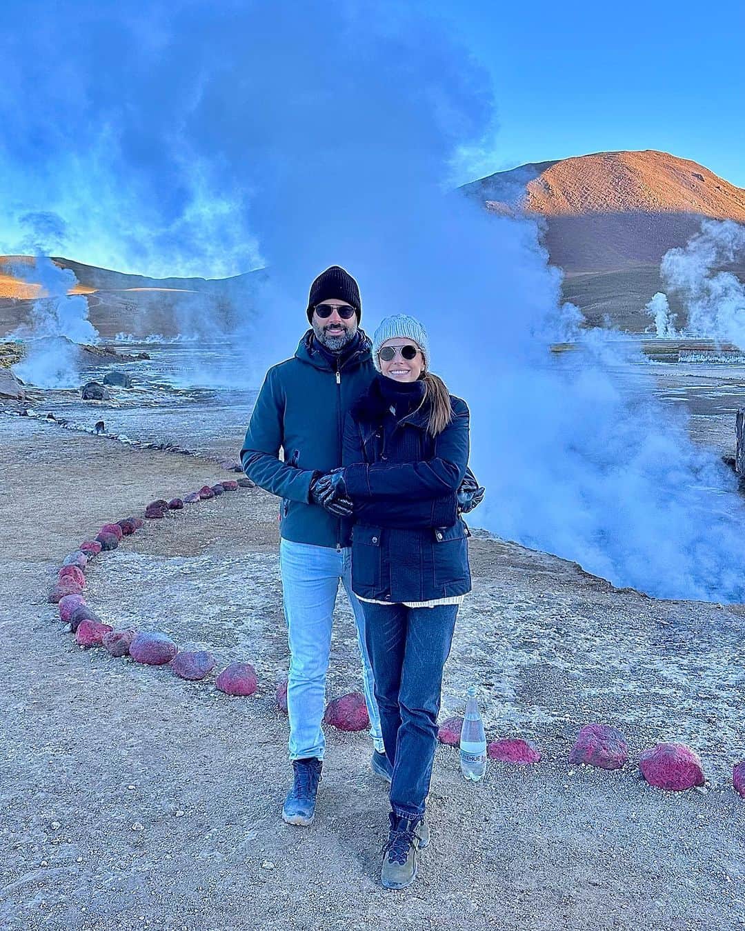 カロリーネ・セリコのインスタグラム：「Gêisers | 4500 metros de altitude, maior grupo de "geysers" do hemisfério sul, terceiro maior do mundo. A nascente termal sai da terra fervendo, com a temperatura de mais ou menos 86 graus. Fomos ver o nascer do sol foi uma experiência única! #CaCelicoViagem」