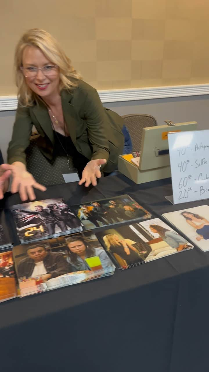 メアリー・リン・ライスカブのインスタグラム：「Having a blast! #24 #asip #monstercon #cherryhillnj #gailthesnail #jackbauer #chloeobrian #actor #tv #movies #autographs」