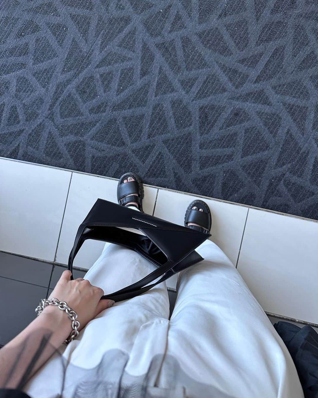 サキのインスタグラム：「@mm6maisonmargiela  フォルムが最高」