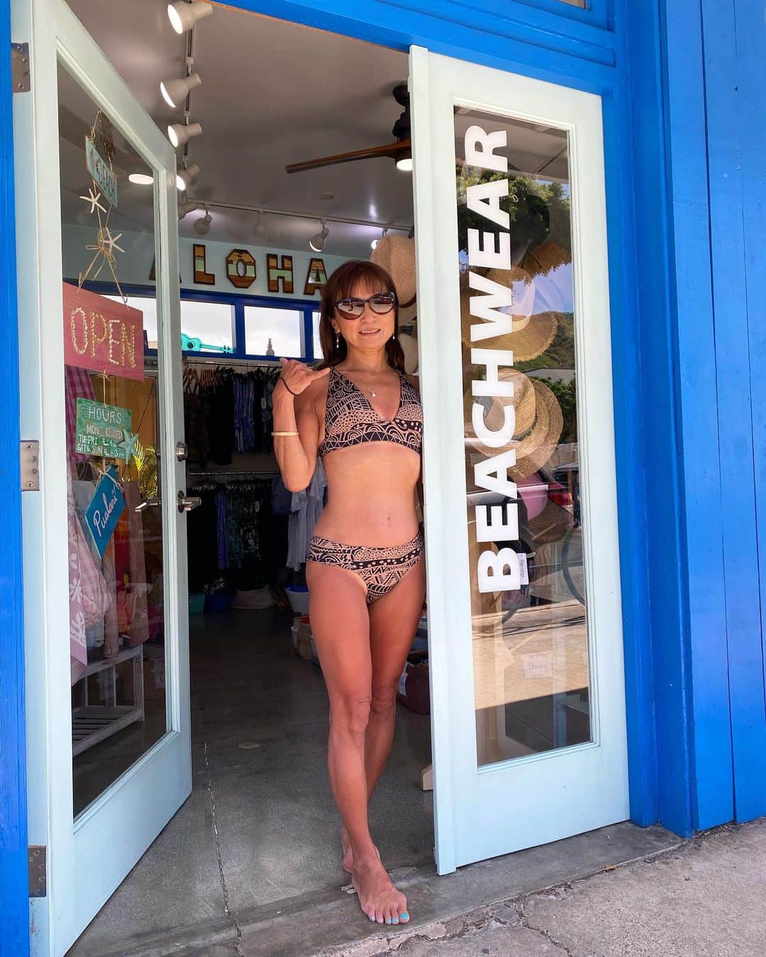 Pualani Hawaii Beachwearのインスタグラム：「人気プリント”ボラボラ” カッコいい着こなし、ありがとうございます😍  プアラニモンサラット店は、８月末までセール開催中です🌺  #hawaii#ハワイ#ハワイライフ#ハワイ旅行 #ハワイ観光#ハワイ土産 #モンサラット#モンサラットアベニュー #ハワイの水着#水着#ハワイの思い出 #サーファー#サーフ#サーフィン#波乗り#夏休みの思い出」
